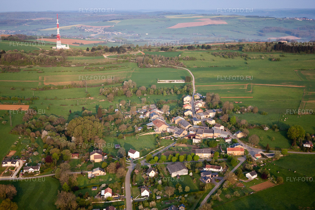 Vue aérienne: Vue de la ville à Sury dans le département Ardennes, France. Photo: IMG_39885.jpg prise le 17/04/2011 par Werner Riehm/FLY-FOTO.eu – Résolution de l'original: 4752 x 3168 px