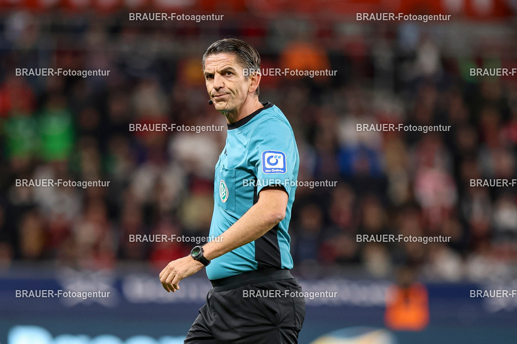 Bayer 04 Leverkusen vs Eintracht Frankfurt - Bundesliga  | Leverkusen, Deutschland, 12.09.25:   Schiedsrichter Deniz Aytekin gestikuliert, Gestik waehrend des Spiels der Bundesliga zwischen  Bayer 04 Leverkusen vs Eintracht Frankfurt in der BayArena(Foto von Brauer-Fotoagentur / Adrian Schlueter)