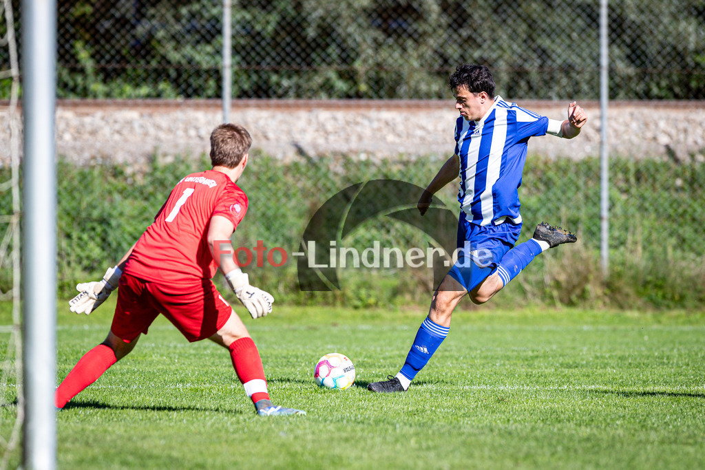SV Unterhausen gegen FSV Höhenrain II | Fußball Herren A-Klasse Gruppe 5 Zugspitze 2024/25 7. Spielttag, SV Unterhausen gegen FSV Höhenrain II, 20250914,Torschuss Florian BRÜCKLMEIER (FSV Höhenrain II Kapitän 9),2025-09-14 in Unterhausen (Sportplatz Obersöchering), David MÜLLER (SV Unterhausen Torwart 1), Florian BRÜCKLMEIER (FSV Höhenrain II Kapitän 9)Copyright: WolfgangxLindner www.foto-lindner.de