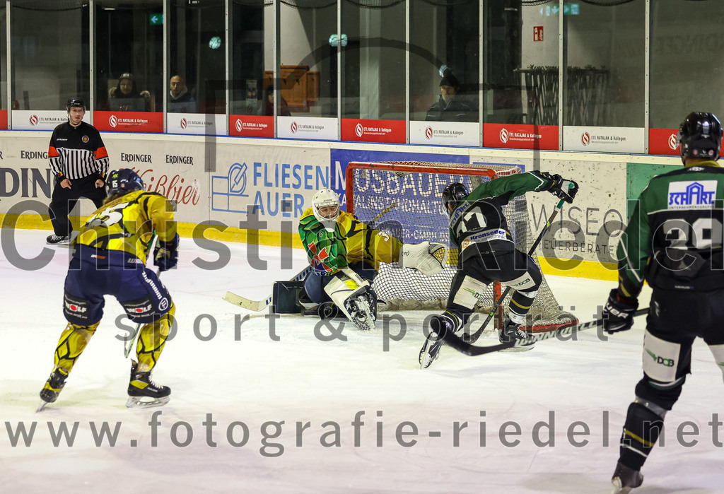 2022-12-16_129_TSV_Erding_gegen_EC_Pfaffenhofen | Erding, Deutschland, 16.12.2022:
Eishockey, Bayernliga 2022 / 2023, 21. Spieltag, TSV Erding gegen EC Pfaffenhofen, Endergebnis: 14:1

Alex Ermakov (EC Pfaffenhofen, #15), Torwart Hannes Kiefer (EC Pfaffenhofen, #30), Philipp Michl (Erding Gladiators, #77)

Foto: Christian Riedel / fotografie-riedel.net