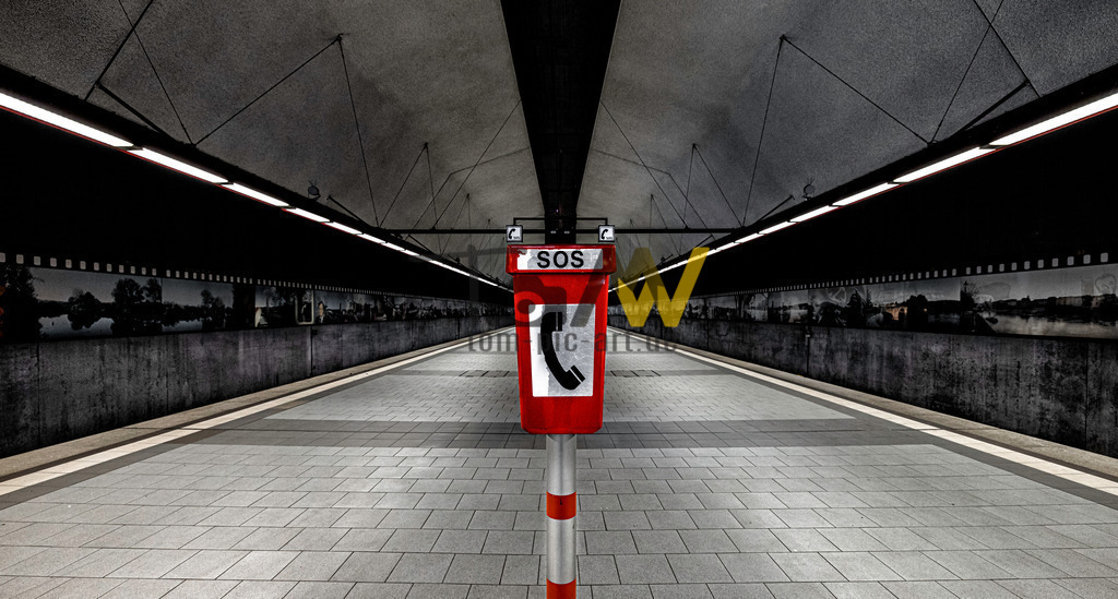 Straßenbahnhaltestelle in Stuttgart--SOS Notruf---Colorkey | Eine Straßenbahnhaltestelle in Stuttgart in einer ungewöhnlichen einzigartigen Perspektive. - Realisiert mit Pictrs.com