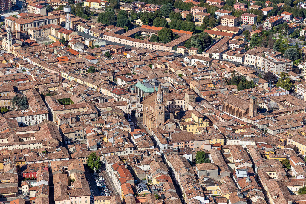 Aerial view: Cathedral of Santa Maria Assunta in Crema in the state Cremona, Italy. – Photo: IMG_134392.jpg taken on 09/18/2022 by Werner Riehm/FLY-FOTO.com – Resolution of the original: 5358 x 3572 px – CHIESA CATTEDRALE DI CREMA - Diocesi di Crema