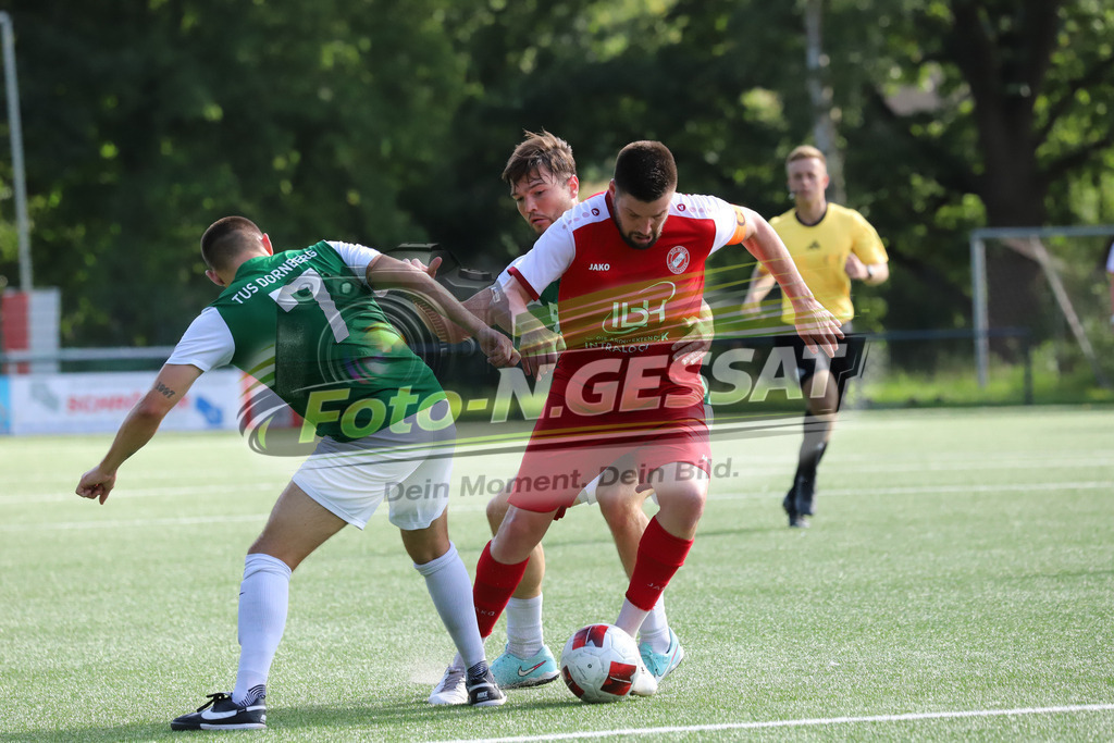 FC RW Kirchlengern - TuS Dornberg | Auf dem Bild zu sehen: rot FC RW Kirchlengern: Dennis Quirin ; grün TuS Dornberg v.l.: Rene Schäfer, Charley Achtereekte FC RW Kirchlengern, TuS Dornberg, Saison 25/26, Landesliga, Kirchlengern, Deutschland - Realisiert mit Pictrs.com