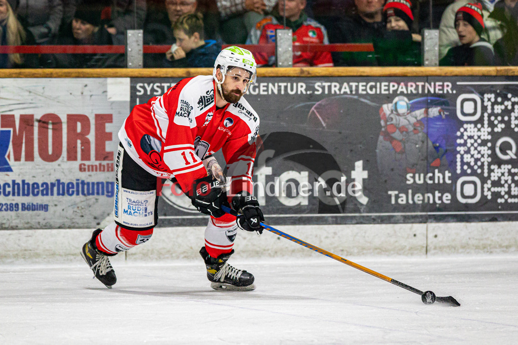 Spiel 3 Finale TSV Peißenberg Miners vs EHC Königsbrunn | Eishockey Bayernliga Playoffs 2023/2024, Spiel 3 Finale TSV Peißenberg Miners vs EHC Königsbrunn, 20240328,
Florian SIMON (Miners 11) in Aktion,
2024-03-28 in Peißenberg (Eisstadion)
11 Florian SIMON (Miners 11)
Copyright: WolfgangxLindner foto-lindner.de