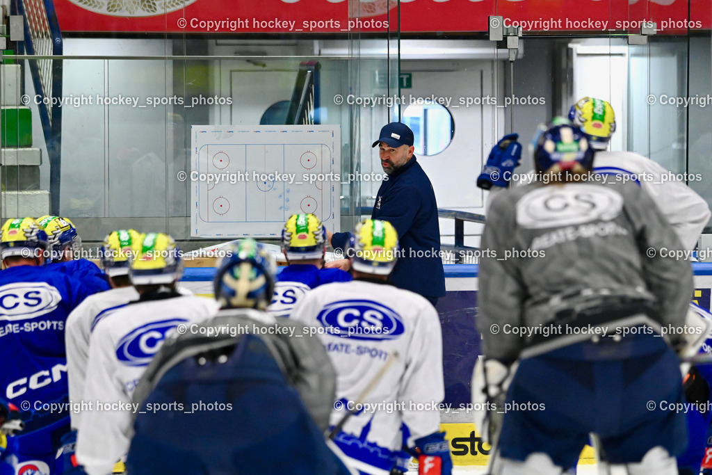 Eistrainig EC VSV mit Headcoach Pierre Allard | Eistrainig EC VSV mit Headcoach Pierre Allard, 1. Eistrainig EC VSV mit Headcoach Pierre Allard am 02.12.2025 in Villach (Stadthalle Villach), Austria, (Photo by Bernd Stefan)