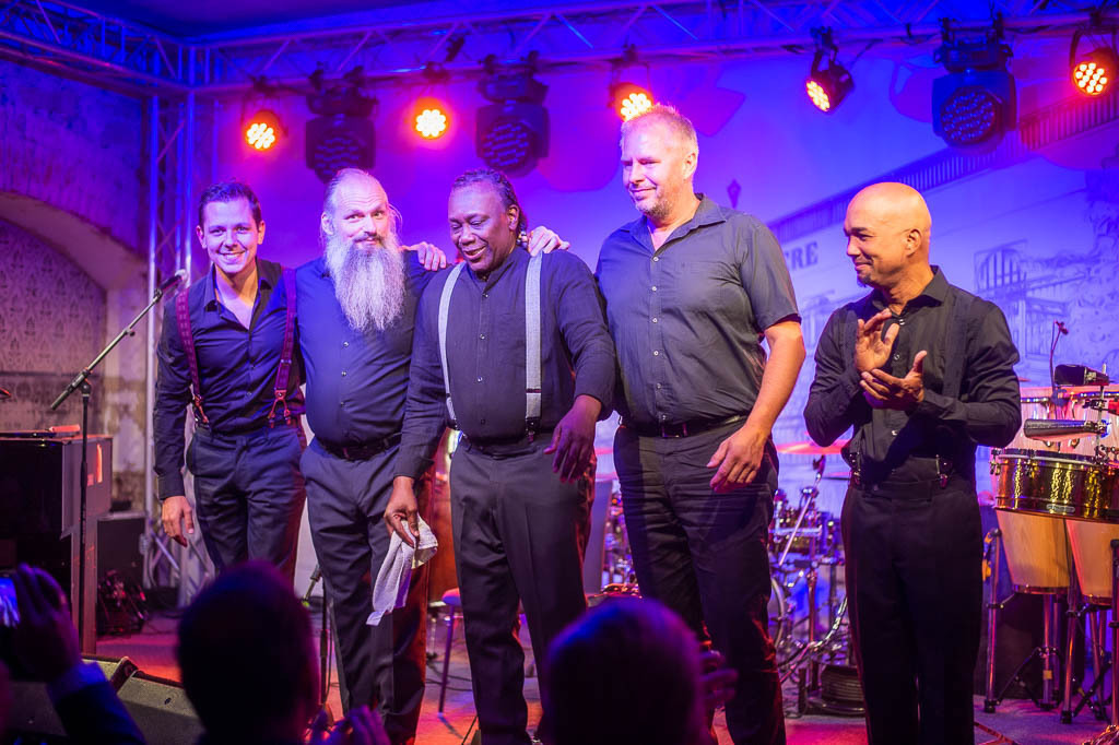 Tango meets Cuba | Tango meets Cuba mit den Klazz Brothers & Cuba Percussion im Forte Belvedere Leisnig zum Festival Hallo Leisnig 2022. - Realisiert mit Pictrs.com