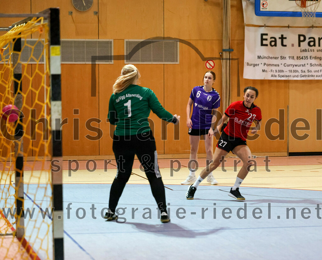 2022-11-05_021_SpVgg_Altenerding_gegen_SpVgg_Erdweg | Erding, Deutschland, 05.11.2022:
Handball, Bezirksoberliga Frauen Altbayern 2022 / 2023, 3. Spieltag, SpVgg Altenerding gegen SpVgg Erdweg, Endergebnis: 27:16

Torfrau Hanna Obermair (SpVgg Altenerding, #1), Leonie Nefzger (SpVgg Erdweg, #27), Marlene Mittermeier (SpVgg Altenerding, #6)

Foto: Christian Riedel / fotografie-riedel.net