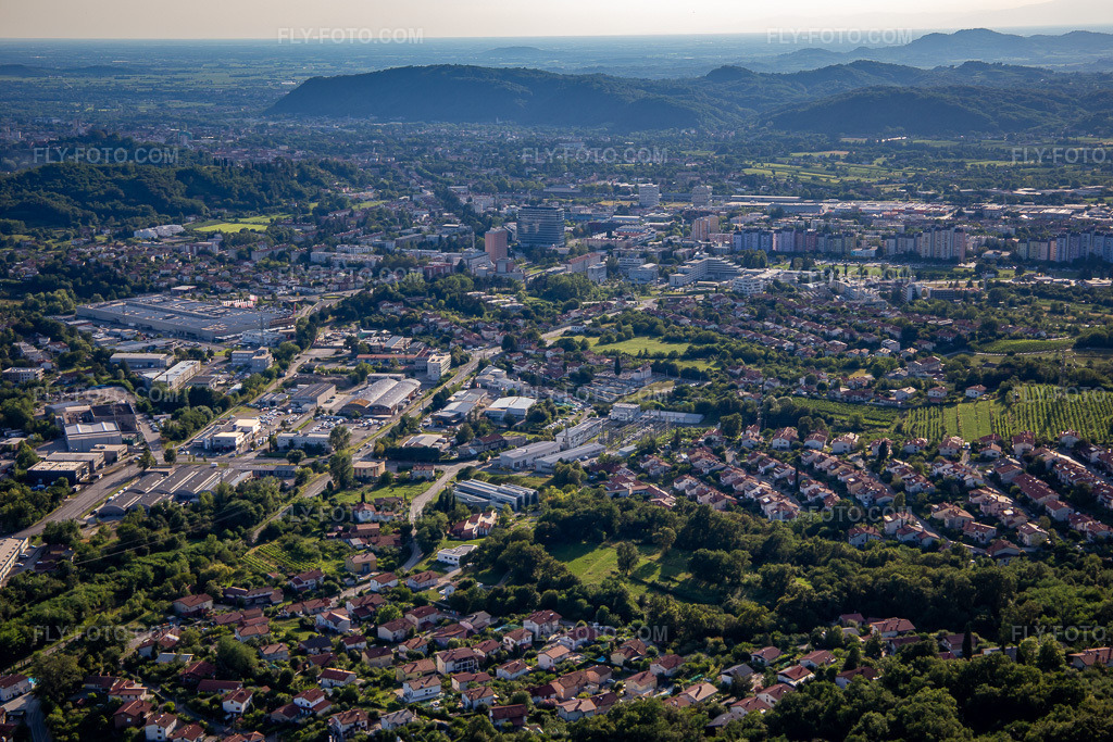 Aerial view: From the east in the district Kromberk in Nova Gorica in the state Slovenia, Slovenia. – Photo: IMG_137461.jpg taken on 07/14/2023 by Werner Riehm/FLY-FOTO.com – Resolution of the original: 5289 x 3526 px