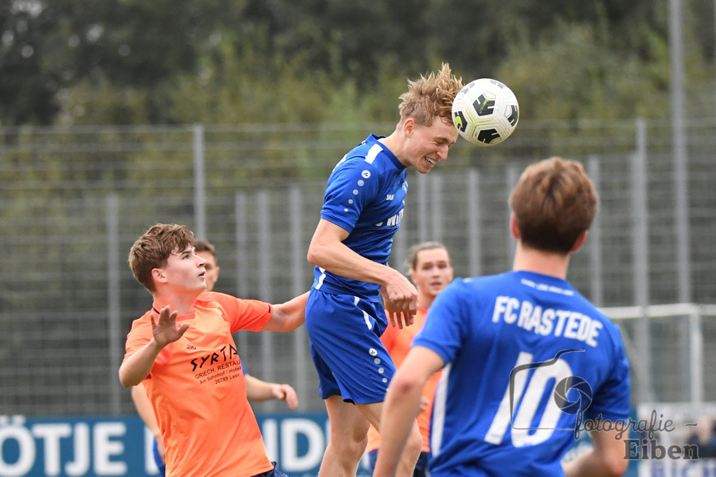 FC Rastede-JFV Leer | A-Jugend Bezirksliga; FC Rastede (blau)-JFV Leer (orange) am 07.10.2023; in Rastede (Sportanlage Köttersweg), Photo: Philip Eiben 2023 - Realisiert mit Pictrs.com