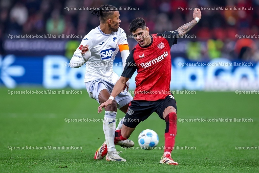 Lev02022501089 | 02.02.2025, Fußball, Bayer 04 Leverkusen - TSG 1899 Hoffenheim, 1. Fußball Bundesliga, 20. Spieltag, BayArena, Saison 2024 2025: Kevin Akpoguma (Hoffenheim #25) im Zweikampf gegen Piero Hincapie (Bayer04 Leverkusen #3)DFB regulations prohibit any use of photographs as image sequences and or quasi-video.