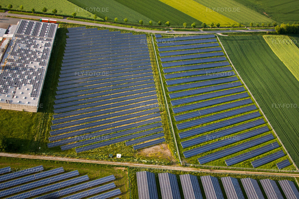 Luftbild: Panelreihen der Photovoltaikanlage und Solarpark bzw. Solarkraftwerk im Ortsteil Bredenborn in Marienmünster im Bundesland Nordrhein-Westfalen in Deutschland. Foto: IMG_65488.jpg vom 24.05.2014 durch Werner Riehm/FLY-FOTO.de