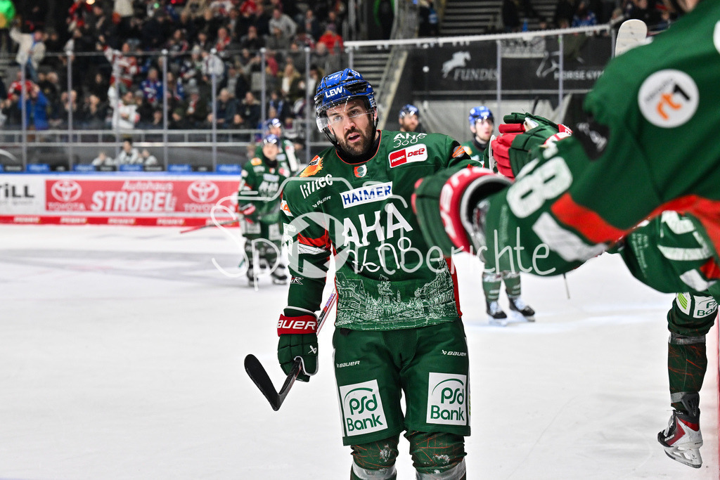 Augsburger Panther - Adler Mannheim | AUGSBURG, GERMANY - 28. DECEMBER: Jubel der Hausherren nach dem Treffer zum 2-2 durch Jason BAST (Augsburger Panther 45) / Tor / Torschuetze / Freude / Happy während dem Match zwischen den Augsburger Panthern und den Adler Mannehim am 33. Spieltag der Penny DEL im Curt Frenzel Stadion