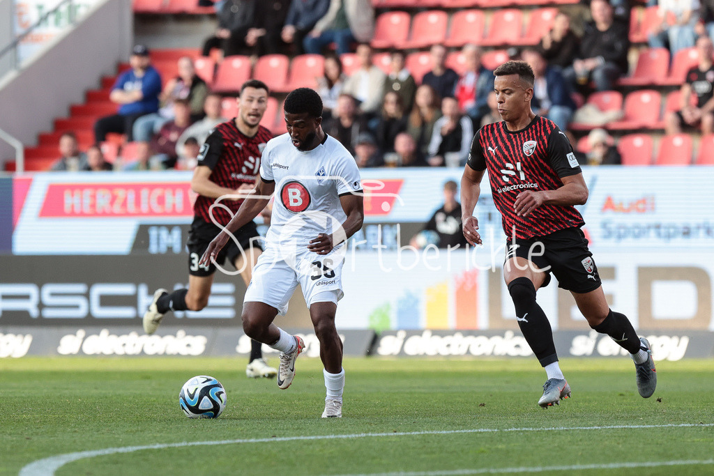 FC Ingolstadt - SV Waldhof Mannheim | im Duell Kelvin ARASE (SVW #36) und Marcel COSTLY (FCI #22) / Zweikampf
