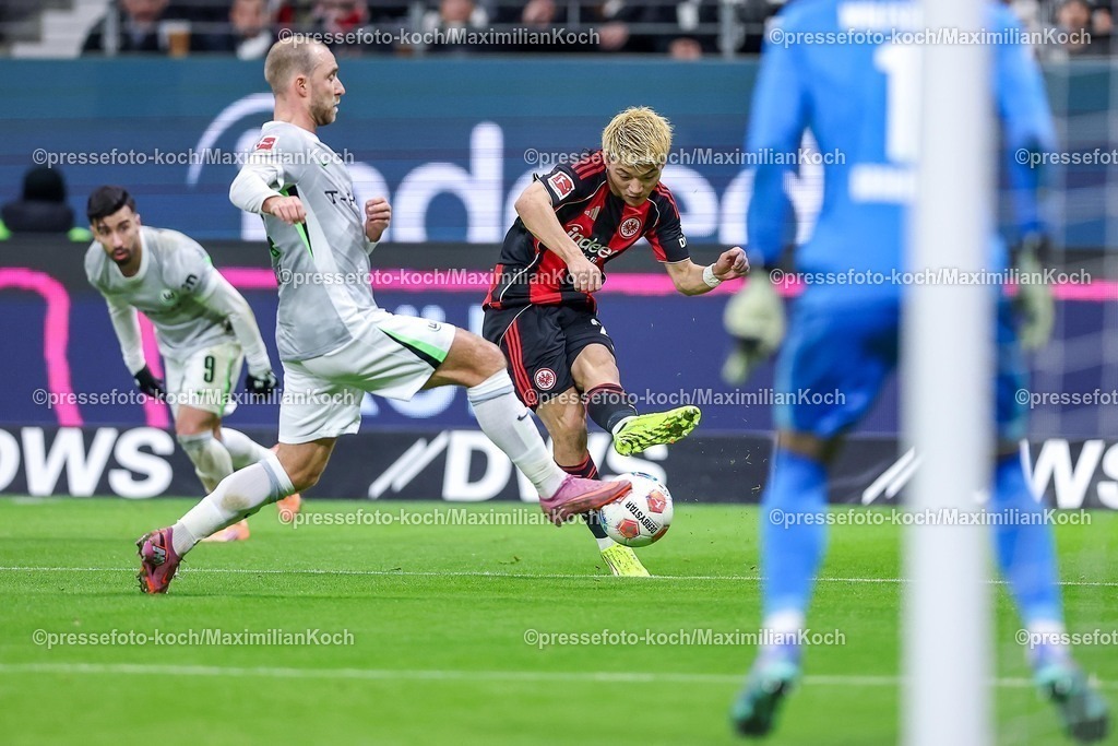 SGE30112501080 | 30.11.2025, Fußball, Eintracht Frankfurt - VfL Wolfsburg, 1. Fußball Bundesliga, 12. Spieltag, Deutsche-Bank-Park (Frankfurt am Main), Saison 2025 2026: Maximilian Arnold (VfL Wolfsburg #27) vertetdigt im Zweikampf gegen  Ritsu Doan (Eintracht Frankfurt #20)  DFB Regulations prohibit any use of photographs as image sequences and or quasi-video.