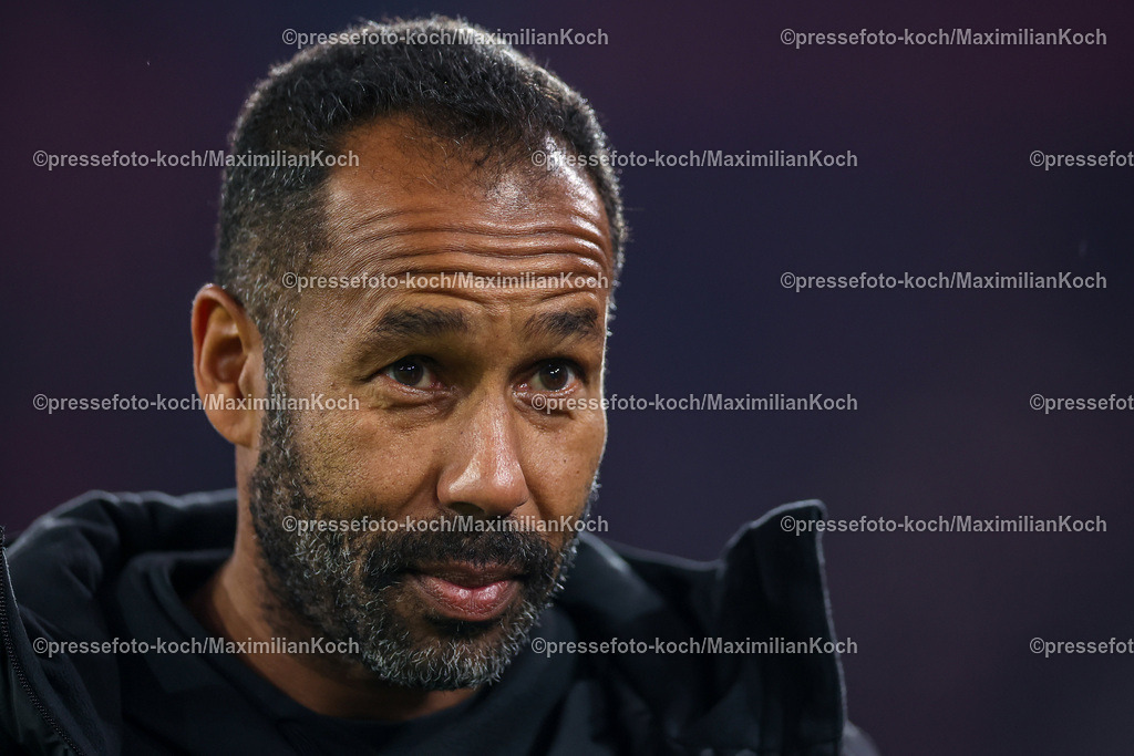 Due09112401007 | 09.11.2024, Fußball, Fortuna Düsseldorf - SC Paderborn 07, 2. Bundesliga, Merkur Spiel-Arena, Saison 2024 2025: Cheftrainer Daniel Thioune (Trainer Fortuna Düsseldorf)DFB regulations prohibit any use of photographs as image sequences and or quasi-video.