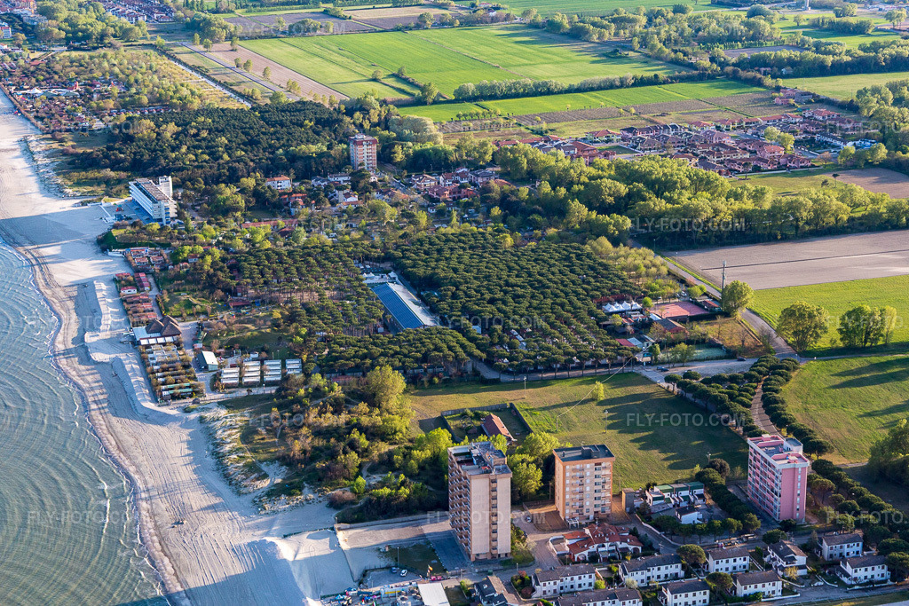 Aerial view: View of the town in the district Lido di Pomposa-Lido degli Scacc in Comacchio in the state Ferrara, Italy. – Photo: IMG_098645.jpg taken on 04/06/2017 by Werner Riehm/FLY-FOTO.com – Resolution of the original: 5069 x 3379 px