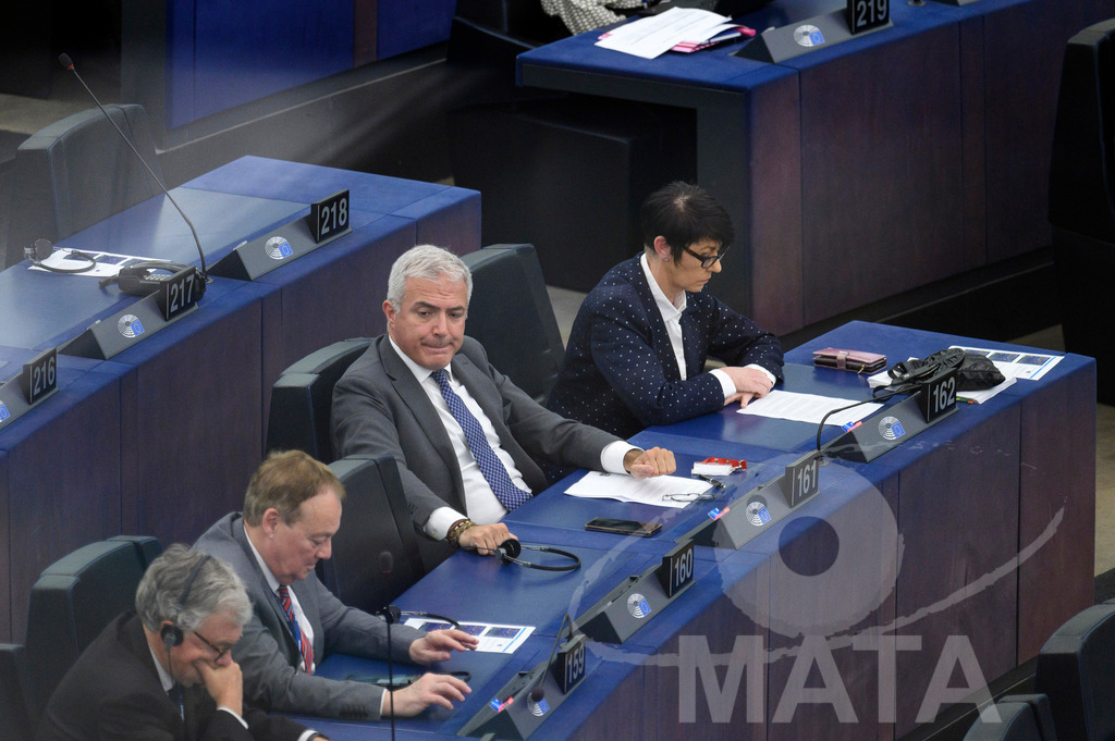 _DWI0301 | Mitglieder der Fraktion Identität und Demokratie bei Wiederaufnahme der letzte Plenarsitzung. Das Europäische Parlament in Straßburg, 22.04.2024 - Realisiert mit Pictrs.com