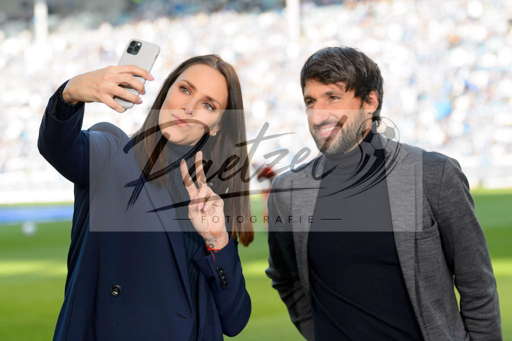 FCMFCK20210904_085 | Fussball, Herren: Sportschau-Moderatorin Esther Sedlaczek macht ein Selfie mit Sportschau-Experte Thomas Broich beim Spiel der 3. Liga zwischen 1. FC Magdeburg und 1. FC Kaiserslautern in der MDCC-Arena am 04.09.2021 in Magdeburg, Deutschland.DFB / DFL REGULATIONS PROHIBIT ANY USE OF PHOTOGRAPHS AS IMAGE SEQUENCES AND/OR QUASI-VIDEO. - Realisiert mit Pictrs.com