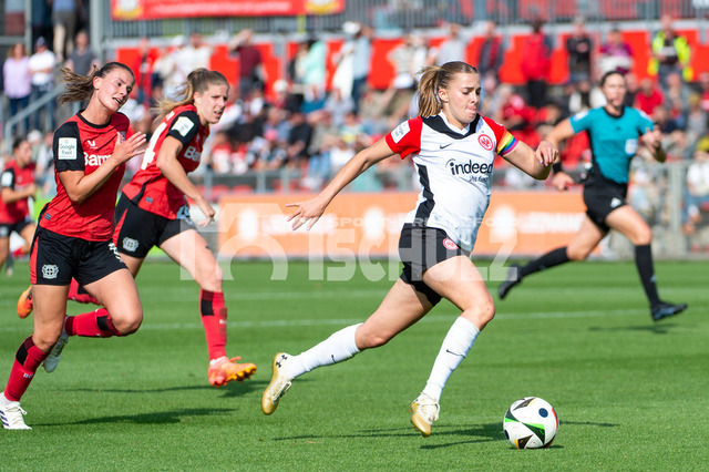 20240915NSZ_6228 | Laura Freigang (Eintracht Frankfurt,No.10) am BallDEU, Leverkusen, 15.09.2024 Fußball, Google Pixel Frauen-Bundesliga, Saison 2024/2025, Bayer 04 Leverkusen - Eintracht Frankfurt - Realisiert mit Pictrs.com