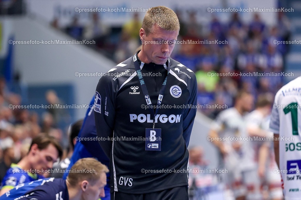 Gum30042601035 | 30.04.2026, Handball, 1. HBL, VfL Gummersbach - Frisch Auf! Göppingen, Saison 2025 / 2026 Herren, Schwalbe-Arena: Cheftrainer Guojon Valur Sigurosson (VfL Gummersbach #hc) enttäuscht Enttäuschung verärgert unzufrieden gestikulierend am Spielfeldrand  