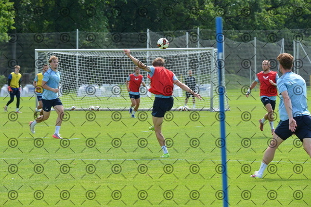 RGE_9779 | Hertha BSC, 2.Bundesliga, Training auf dem Schenckendorffplatz , 29.07. 2026, Saison 2026/27, Marten Winkler beim Kopfball, Fotograf: Ralf Gebhardt - Realisiert mit Pictrs.com