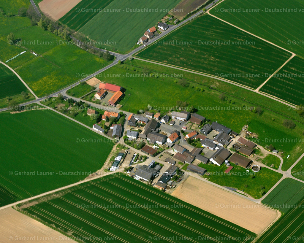 2615080 | MüNCH-LEUSEL 07.06.2006 Landwirtschaftliche Nutzflächen und Feldgrenzen  umsäumen das Siedlungsgebiet des Dorfes in Münch-Leusel im Bundesland Hessen, Deutschland // Agricultural land and field boundaries surround the settlement area of the village  in Münch-Leusel in the state Hesse, Germany Foto: Gerhard Launer