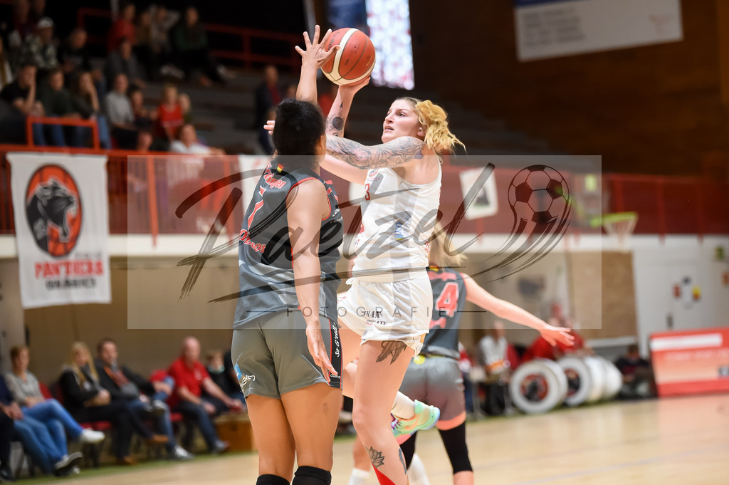 PANNOE20211010_033 | Basketball, Frauen: Amenze Obanor (Eigner Angels Noerdlingen) und Samantha Fuehring (GiroLive-Panthers Osnabrueck) im Zweikampf beim Spiel der Toyota DBBL zwischen GiroLive-Panthers Osnabrueck und Eigner Angels Noerdlingen im datos – home of the panthers am 10.10.2021 in Osnabrueck, Deutschland. - Realisiert mit Pictrs.com
