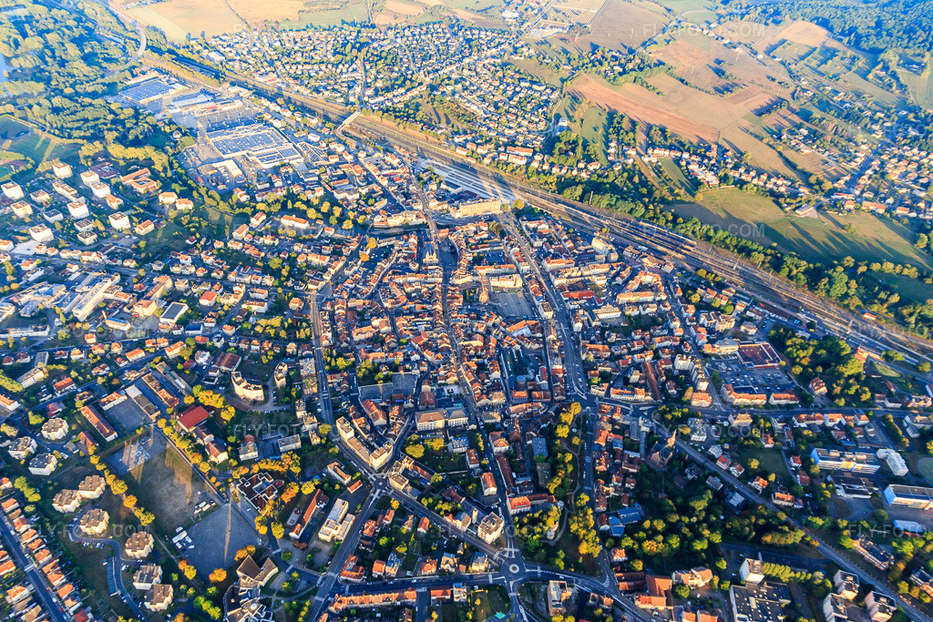 Aerial view: View of the town from the east in Sarrebourg in the state Moselle, France. – Photo: IMG_117814.jpg taken on 09/14/2019 by Werner Riehm/FLY-FOTO.com – Resolution of the original: 5472 x 3648 px