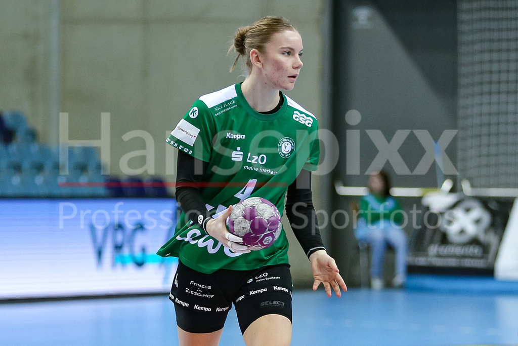 Handball, Bundesliga Frauen, VfL Oldenburg - SG BBM Bietigheim | v.li.: Toni Reinemann (VfL Oldenburg, 4) am Ball, Spielszene, Aktion, Action, Portrait, Nahaufnahme, Einzelfoto, Einzelbild