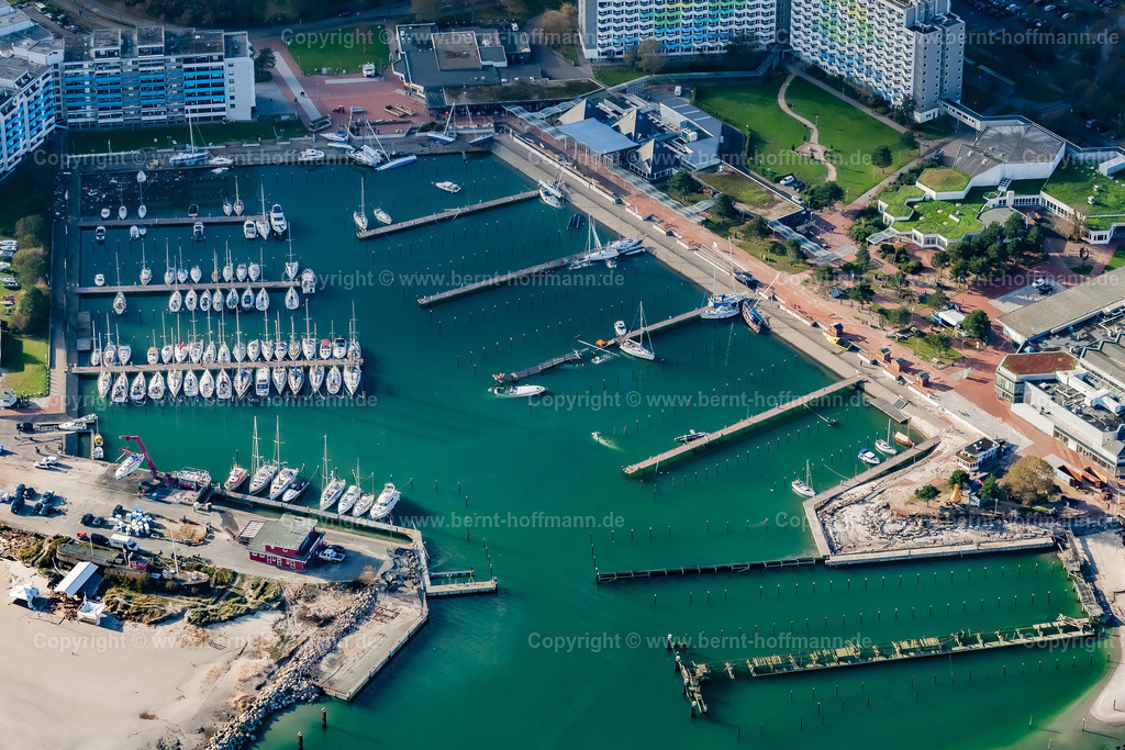 PLB_6432_45x30_Damp | LUFTBILD. Damp - Sturmschäden im Hafen. __ Yachthafen von Damp an der Ostsee. Schwere Verwüstungen nach einem Ostsee-Sturm. Einige Yachten sind gesunken. Andere stehen oder liegen zerstört auf den Beton-Promenaden. - Realisiert mit Pictrs.com
