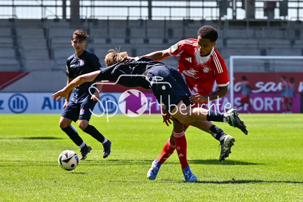 FC Bayern München U19 - SpVgg Unterhaching U19 | im Duell Gabriel FREIMUTH (Haching 14) und Chivano WIJKS (FCB #2) / Zweikampf / U19 DFB-Nachwuchsliga: FC Bayern München U19 - SpVgg Unterhaching U19; FC Bayern Campus am 10.08.2025