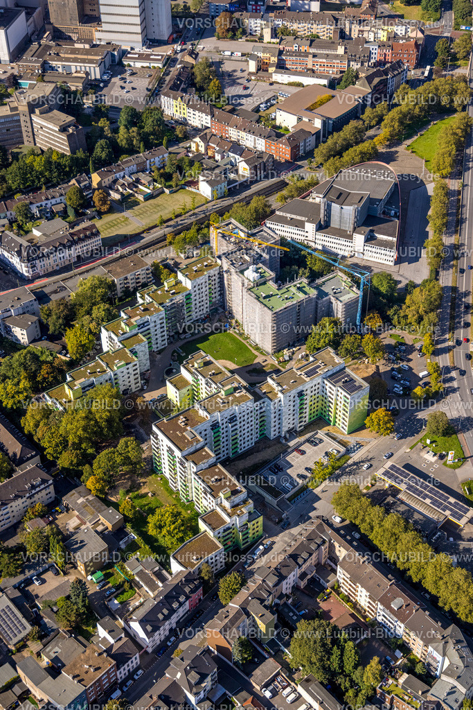 Duisburg241004422 | Luftbild, Theater am Marientor, Hochhaus Wohngebiet Heerstraße mit Baustelle und Renovierung, verhüllte Hausfassaden, Dellviertel, Duisburg, Ruhrgebiet, Nordrhein-Westfalen, Deutschland