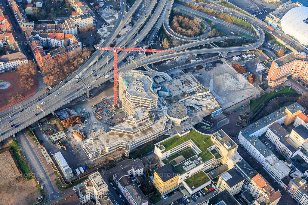 Luftbild: Halb abgerissenes, ehemaliges Rathaus Ludwigshafen im ehemaligen Rathaus Center an der noch abzureissenden Hochstraße Nord(B44) im Ortsteil Mitte in Ludwigshafen im Bundesland Rheinland-Pfalz in Deutschland. Foto: IMG_152035.jpg vom 12.12.2025 durch Werner Riehm/FLY-FOTO.de