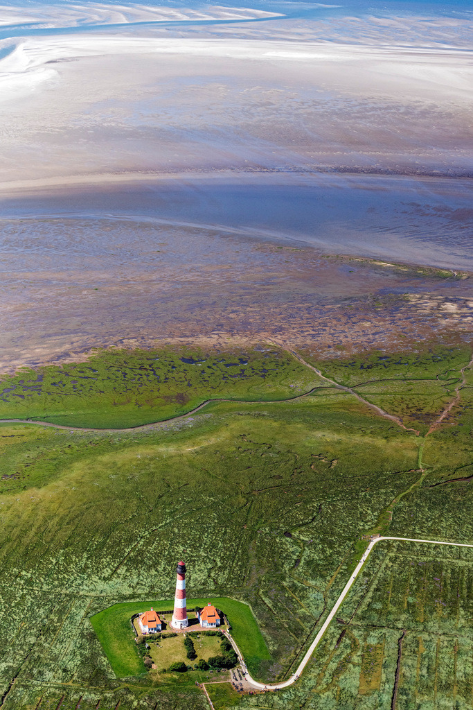 dr__0038925.jpg | WESTERHEVER 23.07.2019 Leuchtturm als historisches Seefahrtszeichen im Küstenbereich der Nordsee im Ortsteil Hauert in Westerhever im Bundesland Schleswig-Holstein. // Lighthouse as a historic seafaring character in the coastal area of North Sea in the district Hauert in Westerhever in the state Schleswig-Holstein. Foto: Daniel Reiter
