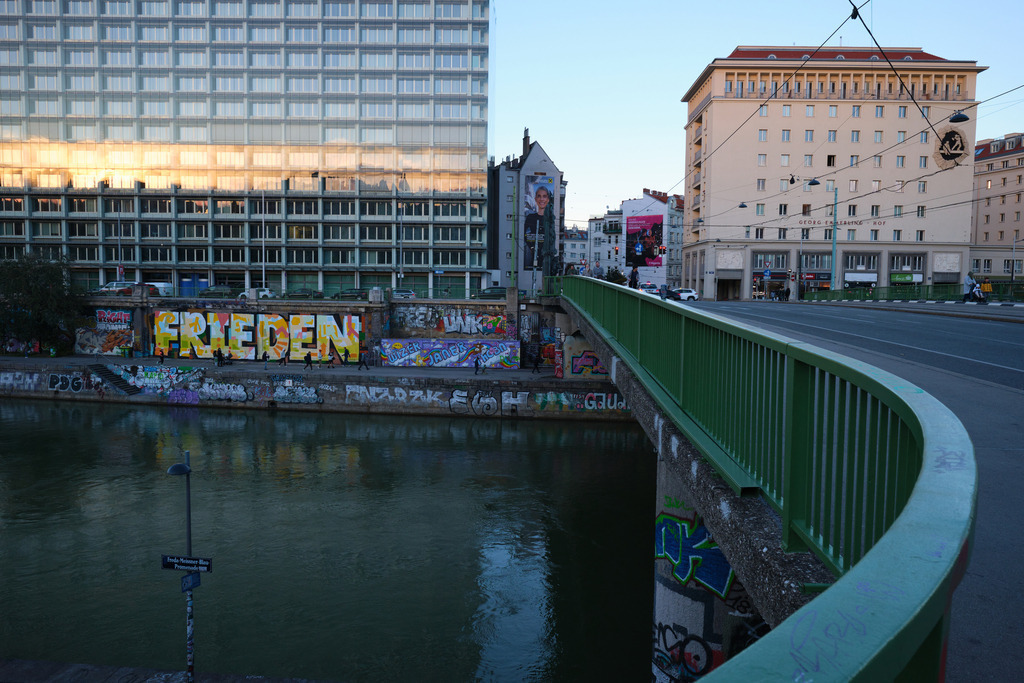 Blick auf die Wohn- und Bürotürme am Donaukanal | Wien, Austria - November 12, 2023: Blick auf die Wohn- und Bürotürme am Donaukanal mit Aufschrift Frieden. - Realisiert mit Pictrs.com