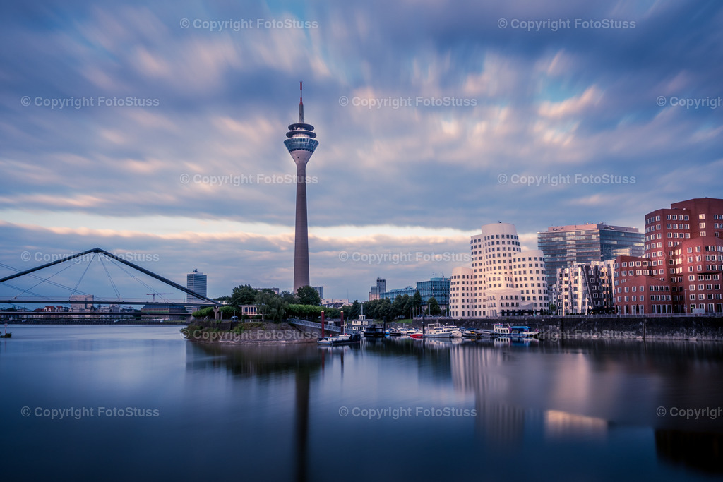 Abend im Medienhafen Düsseldorf | Der Rheinturm vom Medienhafen Düsseldorf fotografiert. - Realisiert mit Pictrs.com