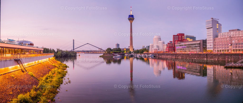 Panorama vom Medienhafen am Rhein in Düsseldorf | Der Medienhafen in Düsseldorf am Abend. - Realisiert mit Pictrs.com