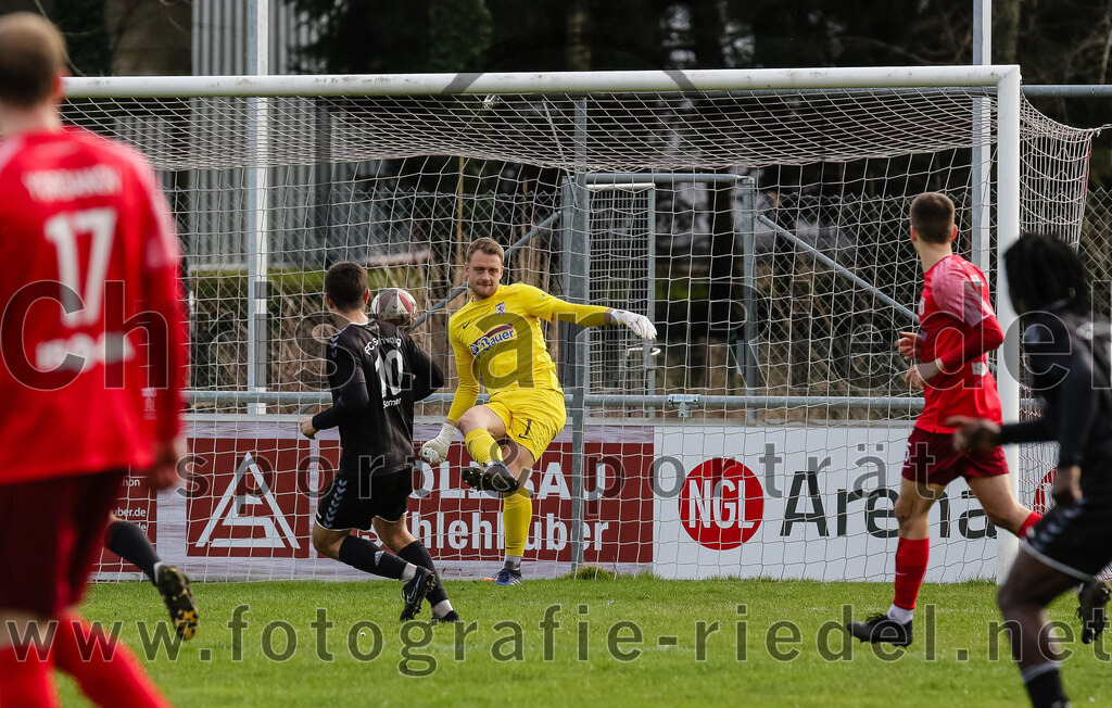 2024-02-24_060_FC_Schwaig_gegen_TSV_1880_Wasserburg | Oberding, Deutschland, 24.02.2024:
Fußball, 2. Runde Qualifikation TOTO-Pokal 2023 / 2024, 1. Spieltag, FC Schwaig gegen TSV 1880 Wasserburg, Endergebnis: 2:3

Vincent Sommer (FC Schwaig, #10), Torwart Andreas Dumpler (TSV 1880 Wasserburg, #1)

Foto: Christian Riedel / fotografie-riedel.net