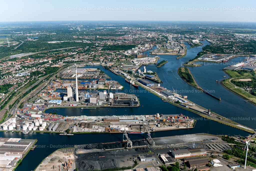 4030147 | BREMEN 01.06.2020 Hafenanlagen am Ufer des Fluß- Verlaufes der Weser im Ortsteil Industriehäfen in Bremen, Deutschland. Weiterführende Informationen bei: bremenports GmbH & Co. KG. // Port facilities on the banks of the river course of the Weser in the district Industriehaefen in Bremen, Germany. Further information at: bremenports GmbH & Co. KG. Foto: Gerhard Launer