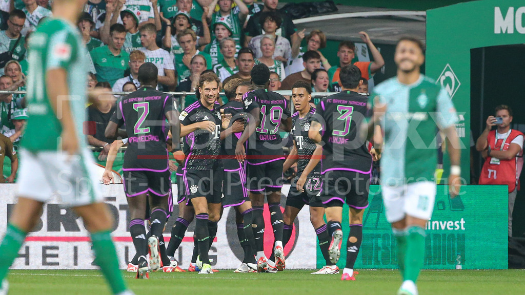 Fussball, Bundesliga, SV Werder Bremen - FC Bayern München | v.li.: Spieler des FC Bayern München mit Torjubel, Jubel, jubeln, jubelt, optimistisch, Spielszene, Highlight, Freude über das Tor zum 0:1, DIE DFL-RICHTLINIEN UNTERSAGEN JEGLICHE NUTZUNG VON FOTOS ALS SEQUENZBILDER UND/ODER VIDEOÄHNLICHE FOTOSTRECKEN. DFL REGULATIONS PROHIBIT ANY USE OF PHOTOGRAPHS AS IMAGE SEQUENCES AND/OR QUASI-VIDEO.