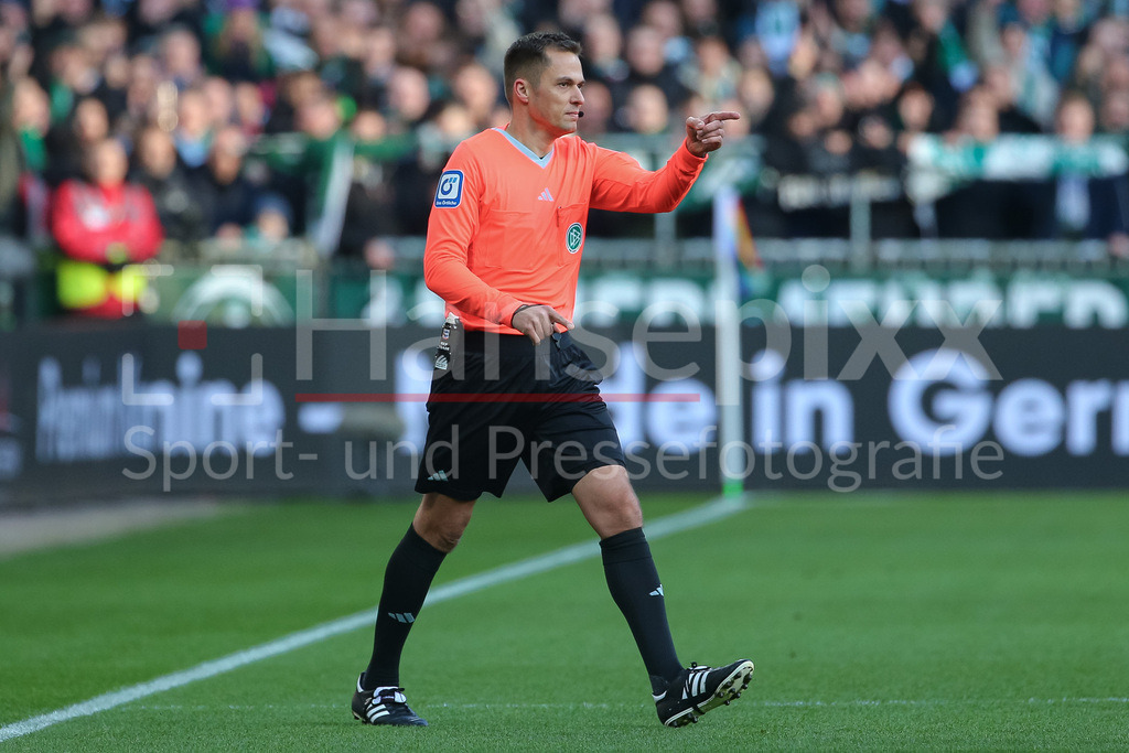 Fussball, Bundesliga, SV Werder Bremen - SC Freiburg | v.li.: Schiedsrichter Robert Hartmann gibt Anweisungen, gestikuliert, mit den Armen gestikulieren, zeigt auf den Elfmeterpunkt nach Videoassistent, Videoüberprüfung, Videoschiedsrichter, Videobeweis, VAR, Video-Assistent, Video-Schiedsrichter, Kölner Keller, Video Assistant Referee, VA, TV-Beweis, Fernsehbeweis, DIE DFL-RICHTLINIEN UNTERSAGEN JEGLICHE NUTZUNG VON FOTOS ALS SEQUENZBILDER UND/ODER VIDEOÄHNLICHE FOTOSTRECKEN. DFL REGULATIONS PROHIBIT ANY USE OF PHOTOGRAPHS AS IMAGE SEQUENCES AND/OR QUASI-VIDEO.