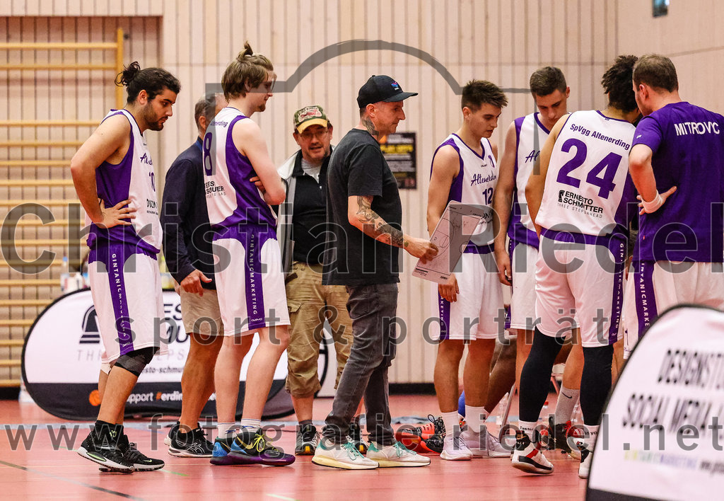 2022-05-29_068_SpVgg_Altenerding_gegen_Muenchen_Basket_2 | Erding, Deutschland, 29.05.2022:
Basketball, Bezirksliga 2021 / 2022, Herren Turnier der 2. der Aufstiegsrunden, SpVgg Altenerding gegen München Basket 2, Endergebnis: 

Abdul Azim Amani (SpVgg Altenerding, #10), Kristof Vadasz (SpVgg Altenerding, #8), Trainer Christos Takis Paraschidis (SpVgg Altenerding), Sebastian Weber (SpVgg Altenerding, #12), Justin Ledbetter (SpVgg Altenerding, #24)

Foto: Christian Riedel / fotografie-riedel.net