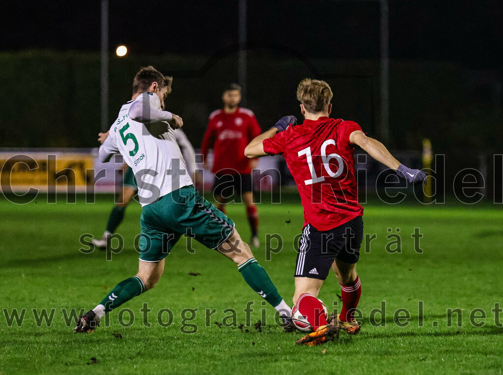 2023-11-17_012_FC_Schwaig_gegen_SpVgg_Feldmoching | Oberding, Deutschland, 17.11.2023:
Fußball, Landesliga Südost 2023 / 2024, 21. Spieltag, FC Schwaig gegen SpVgg Feldmoching, Endergebnis: 1:1

Mario Simak (FC Schwaig, #5), Mario Ljubicic (SpVgg Feldmoching, #16)

Foto: Christian Riedel / fotografie-riedel.net