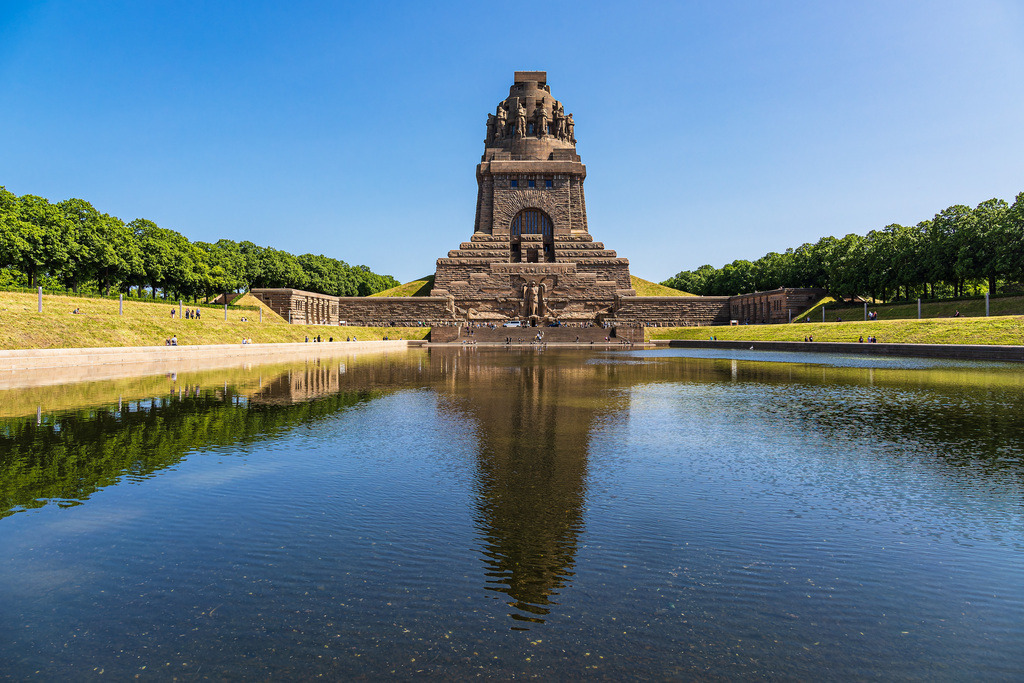 Blick auf das Völkerschlachtdenkmal in der Stadt Leipzig | Blick auf das Völkerschlachtdenkmal in der Stadt Leipzig.
