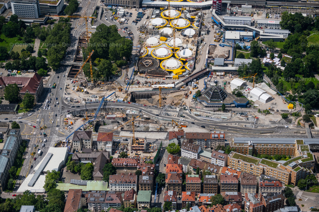 4046433 | STUTTGART 19.07.2021 Baustelle zum Eisenbahntunnel- Neubau zum Projekt S21 entlang der Willy-Brandt-Straße in Stuttgart im Bundesland Baden-Württemberg, Deutschland. Weiterführende Informationen bei: Ed. Züblin AG. // Construction site for new train- tunnel construction zum Projekt S21 along the Willy-Brandt-Strasse in Stuttgart in the state Baden-Wurttemberg, Germany. Further information at: Ed. Zueblin AG. Foto: Gerhard Launer