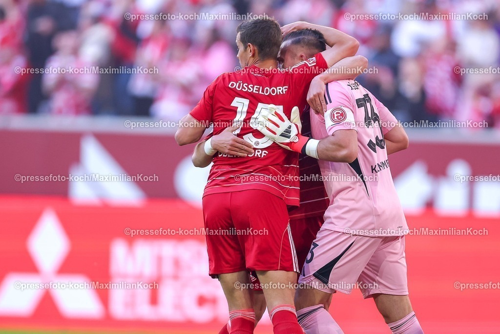 F9524042601024 | 24.04.2026, Fußball, Fortuna Düsseldorf - SC Dynamo Dresden, 2. Fußball Bundesliga, Herren, Merkur Spiel-Arena, 31. Spieltag, Saison 2025 2026: Torjubel nach dem Tor zum 1:0  durch Torschütze Cedric Itten&nbsp;(Fortuna Düsseldorf #13)   - im Bild Torwart Florian Kastenmeier&nbsp;(Fortuna Düsseldorf #33) Tim Oberdorf&nbsp;(Fortuna Düsseldorf #15)  mit   DFB regulations prohibit any use of photographs as image sequences and or quasi-video.