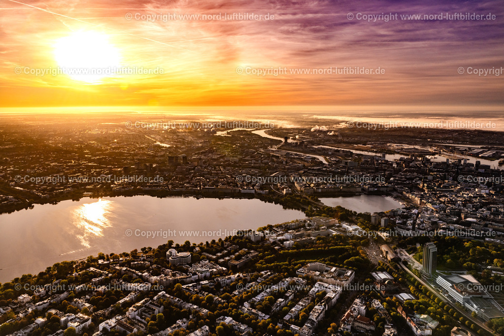 Hamburg_Alster_Sonnenaufgang_ELS_0979181023 | HAMBURG 18.10.2023 Stadtzentrum im Innenstadtbereich am Ufer der Alster,im Sonnenaufgang, in Hamburg, Deutschland. // City center in the inner city area on the banks of the Alster, at sunrise, in Hamburg, Germany. Foto: Martin Elsen