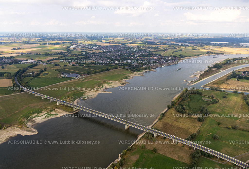 Reess220805163Rheinniedrigwasser | Luftbild, Niedrigwasser des Rheins und Frachtschiffe auf dem Rhein bei Rees,  Niedermörmter, Kalkar, Niederrhein, Nordrhein-Westfalen, Deutschland