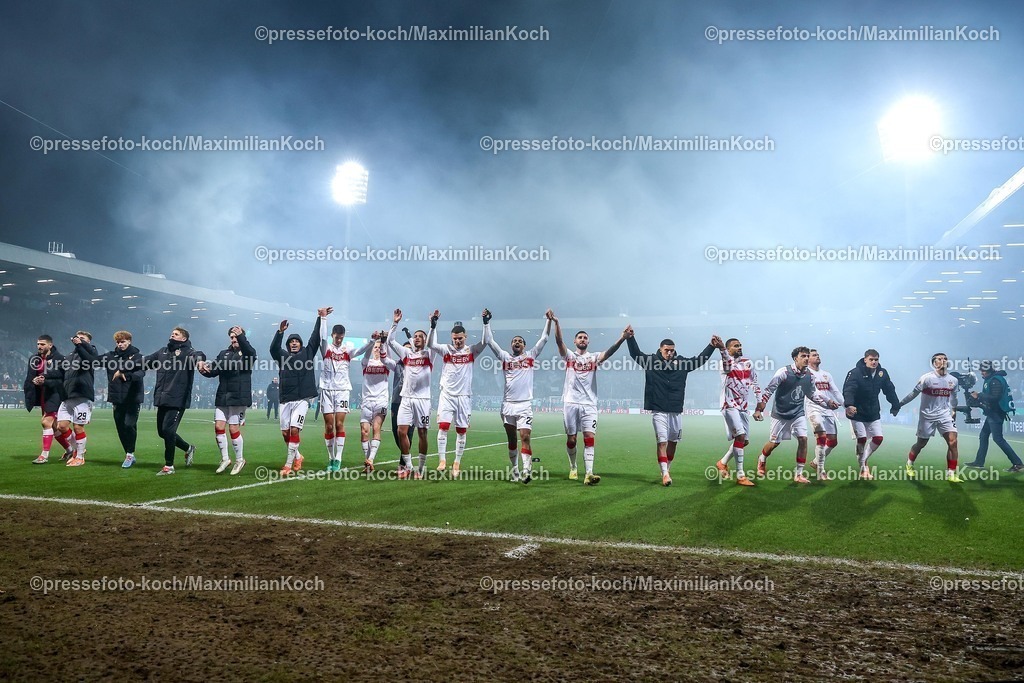 BOC03122501072 | 03.12.2025, Fußball, DFB-Pokal, VfL Bochum - VfB Stuttgart, Achtelfinale, Vonovia Ruhrstadion, Saison 2025 2026: Abschlussjubel nach dem 2:0 Sieg für Stuttgartr. Der VFB zieht ins Viertelfinale EIn. Die Mannschaft steht jubelnd auf dem Spielfeld   DFB regulations prohibit any use of photographs as image sequences and or quasi-video.
