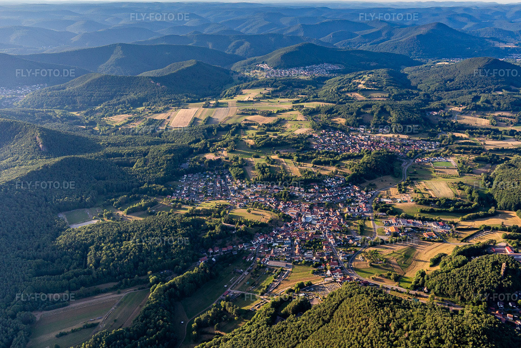 Luftbild: Ortsansicht von Südosten im Ortsteil Gossersweiler in Gossersweiler-Stein im Bundesland Rheinland-Pfalz in Deutschland. Foto: IMG_133647.jpg vom 18.07.2022 durch Werner Riehm/FLY-FOTO.deGossersweiler-Stein - Landkreis Südliche Weinstrasse